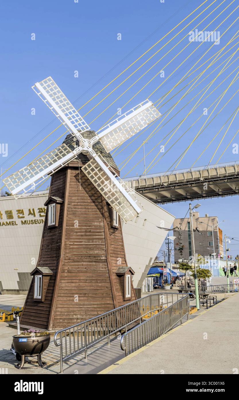 Yeosu, Corea del Sud. 28 dicembre 2022: Vecchio mulino a vento rustico in legno di fronte al Museo Hamel Foto Stock