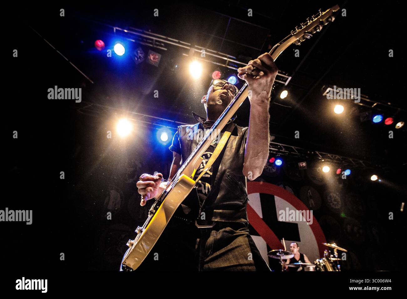 7 agosto 2017 - Copenaghen, Inghilterra, Danimarca - Danimarca, Copenaghen â€šÃ„Ã¬ 7 agosto 2017. Il gruppo punk rock statunitense Bad Religion esegue un concerto dal vivo all'Amager Bio di Copenhagen. Qui il chitarrista Mike Dimkich vive sul palco. (Immagine di credito: © Peter Troest/Gonzales foto tramite ZUMA Press) Foto Stock