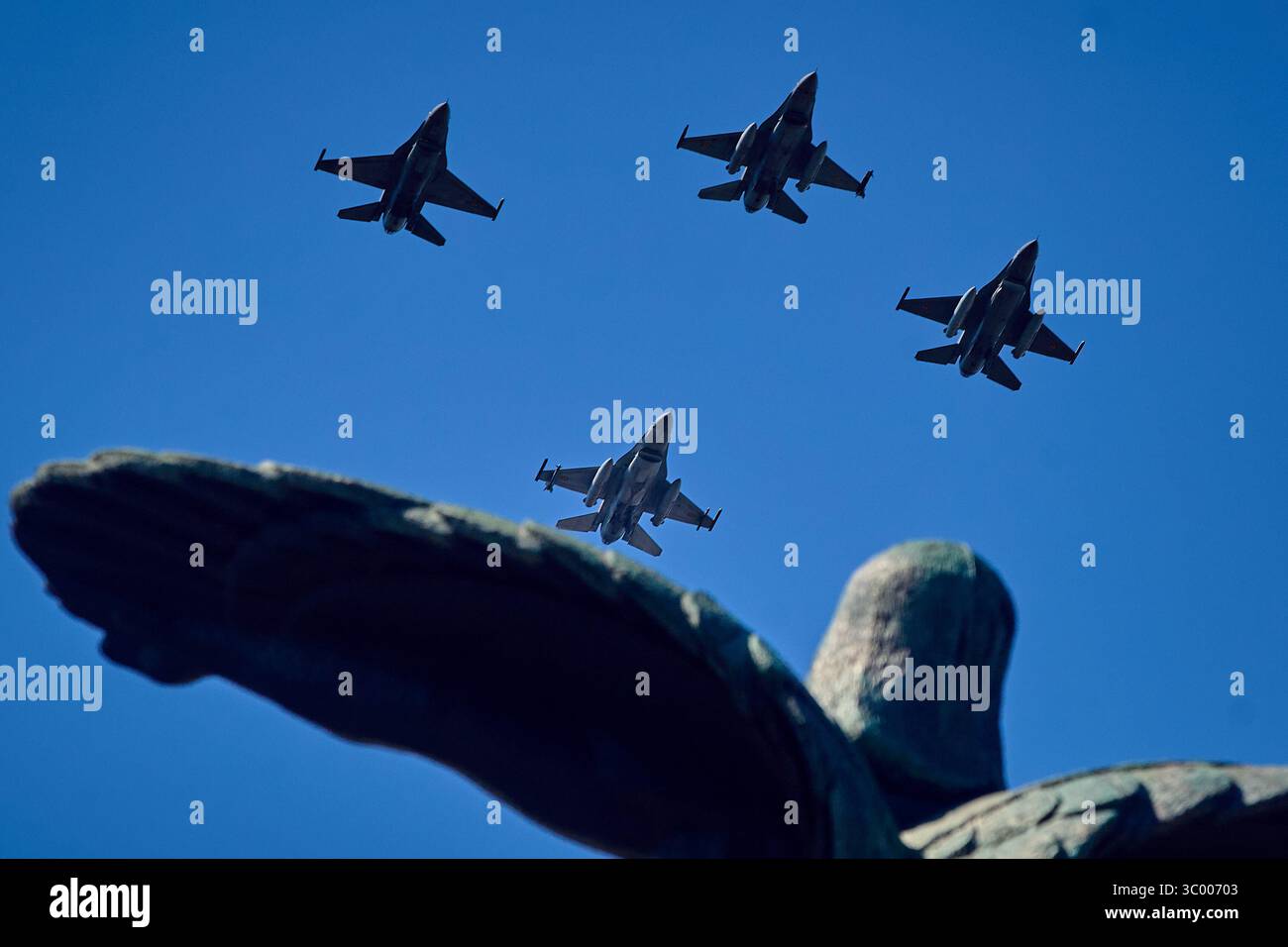 Bucarest, Romania. 20 luglio 2025: Quattro F-16 Fighting Falcons volano in formazione sopra il Monumento degli Eroi durante la celebrazione della giornata rumena dell'aviazione e dell'aeronautica, a Bucarest. Crediti: Lucian Alecu/Alamy Live News Foto Stock