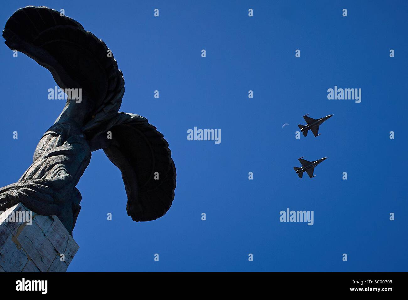Bucarest, Romania. 20 luglio 2025: Due F-16 Fighting Falcons volano in formazione sopra il Monumento degli Eroi durante la celebrazione della giornata rumena dell'aviazione e dell'aeronautica, a Bucarest. Crediti: Lucian Alecu/Alamy Live News Foto Stock