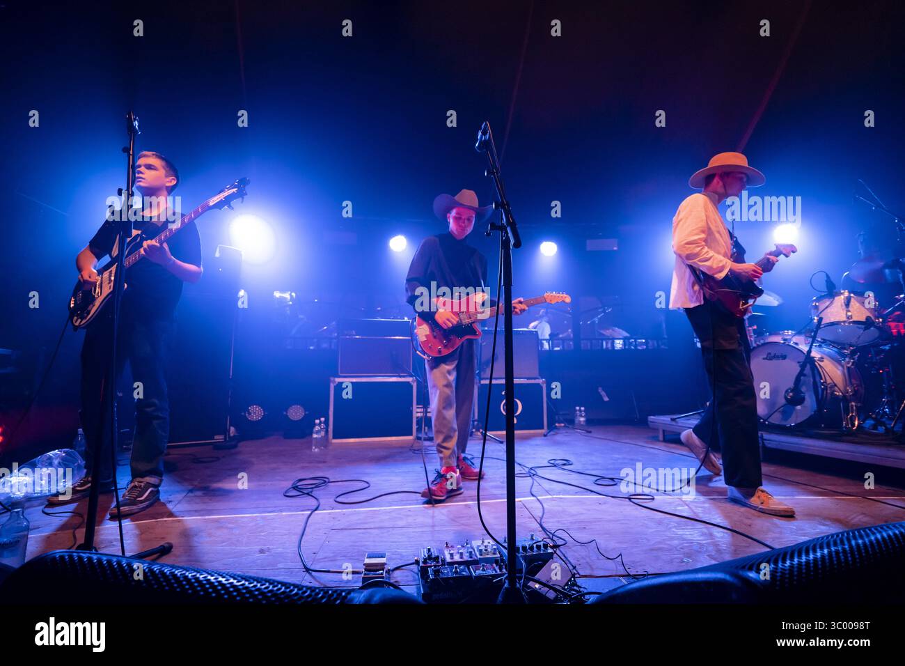 15 giugno 2019 - Bergen, Norvegia - Bergen, Norvegia - 15 giugno 2019. La band britannica Black Midi esegue un concerto dal vivo durante il festival musicale norvegese Bergenfest 2019 a Bergen. Qui il cantante e chitarrista Geordie Greep è visto dal vivo sul palco con il bassista Cameron Picton (L) e il chitarrista Matt Kwasniewski-Kelvin (R). (Credito fotografico: Gonzales Photo - Jarle H. Moe) (immagine di credito: © Jarle H. Moe/Gonzales Photo via ZUMA Press) Foto Stock