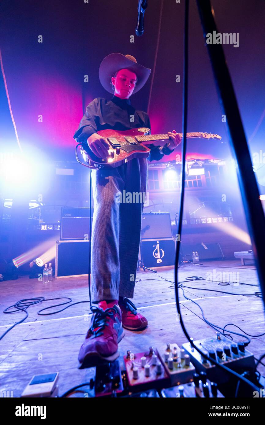 15 giugno 2019 - Bergen, Norvegia - Bergen, Norvegia - 15 giugno 2019. La band britannica Black Midi esegue un concerto dal vivo durante il festival musicale norvegese Bergenfest 2019 a Bergen. Qui il cantante e chitarrista Geordie Greep viene visto dal vivo sul palco. (Credito fotografico: Gonzales Photo - Jarle H. Moe) (immagine di credito: © Jarle H. Moe/Gonzales Photo via ZUMA Press) Foto Stock