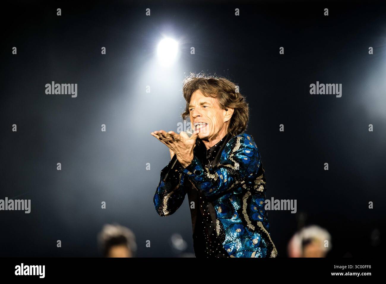 9 ottobre 2017 - Duesseldorf, Germania - Germania, Duesseldorf - 09 ottobre 2017. I Rolling Stones, la leggendaria rock band inglese, eseguono un concerto dal vivo all'Esprit Arena di Duesseldorf. Qui il cantante e cantautore Mick Jagger viene visto dal vivo sul palco. (Credito fotografico: Gonzales Photo / Iris Edinger) (credito immagine: © Iris Edinger/Gonzales Photo via ZUMA Press) Foto Stock