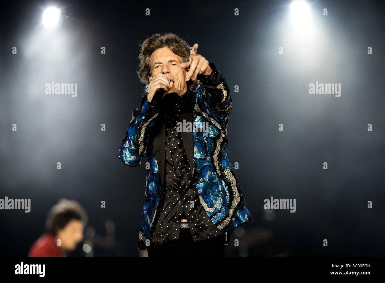 9 ottobre 2017 - Duesseldorf, Germania - Germania, Duesseldorf - 09 ottobre 2017. I Rolling Stones, la leggendaria rock band inglese, eseguono un concerto dal vivo all'Esprit Arena di Duesseldorf. Qui il cantante e cantautore Mick Jagger viene visto dal vivo sul palco. (Credito fotografico: Gonzales Photo / Iris Edinger) (credito immagine: © Iris Edinger/Gonzales Photo via ZUMA Press) Foto Stock