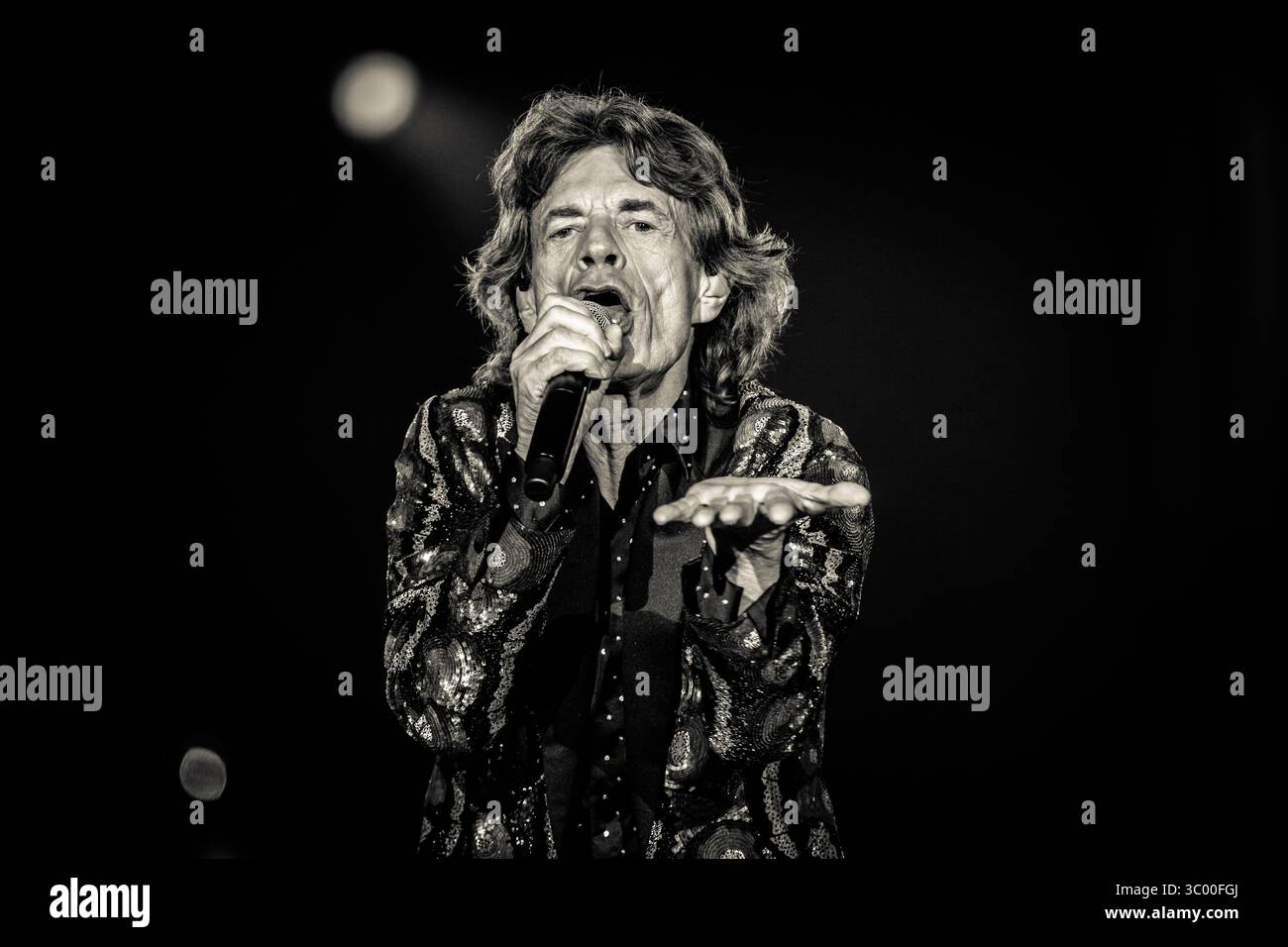 9 ottobre 2017 - Duesseldorf, Germania - Germania, Duesseldorf - 09 ottobre 2017. I Rolling Stones, la leggendaria rock band inglese, eseguono un concerto dal vivo all'Esprit Arena di Duesseldorf. Qui il cantante e cantautore Mick Jagger viene visto dal vivo sul palco. (Credito fotografico: Gonzales Photo / Iris Edinger) (credito immagine: © Iris Edinger/Gonzales Photo via ZUMA Press) Foto Stock