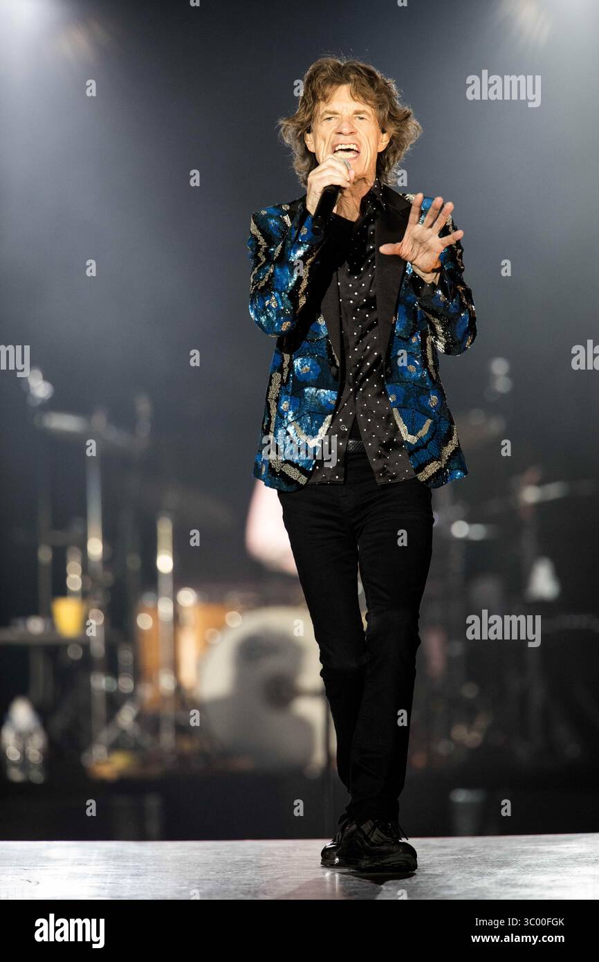 9 ottobre 2017 - Duesseldorf, Germania - Germania, Duesseldorf - 09 ottobre 2017. I Rolling Stones, la leggendaria rock band inglese, eseguono un concerto dal vivo all'Esprit Arena di Duesseldorf. Qui il cantante e cantautore Mick Jagger viene visto dal vivo sul palco. (Credito fotografico: Gonzales Photo / Iris Edinger) (credito immagine: © Iris Edinger/Gonzales Photo via ZUMA Press) Foto Stock