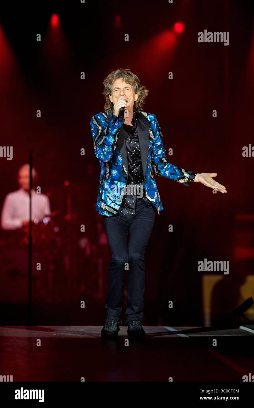 9 ottobre 2017 - Duesseldorf, Germania - Germania, Duesseldorf - 09 ottobre 2017. I Rolling Stones, la leggendaria rock band inglese, eseguono un concerto dal vivo all'Esprit Arena di Duesseldorf. Qui il cantante e cantautore Mick Jagger viene visto dal vivo sul palco. (Credito fotografico: Gonzales Photo / Iris Edinger) (credito immagine: © Iris Edinger/Gonzales Photo via ZUMA Press) Foto Stock