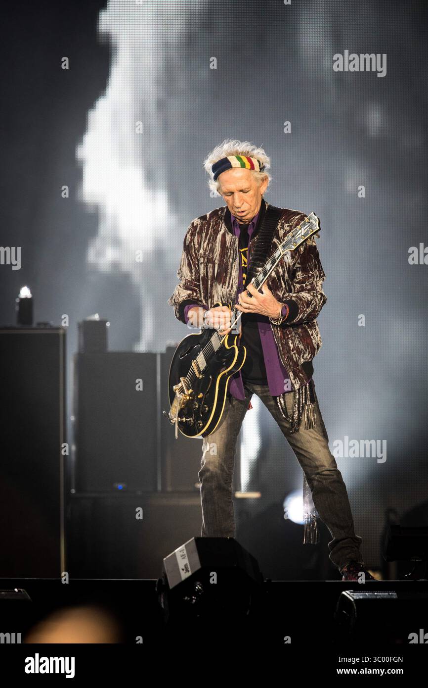 9 ottobre 2017 - Duesseldorf, Germania - Germania, Duesseldorf - 09 ottobre 2017. I Rolling Stones, la leggendaria rock band inglese, eseguono un concerto dal vivo all'Esprit Arena di Duesseldorf. Qui il cantante e cantautore Mick Jagger viene visto dal vivo sul palco. (Credito fotografico: Gonzales Photo / Iris Edinger) (credito immagine: © Iris Edinger/Gonzales Photo via ZUMA Press) Foto Stock