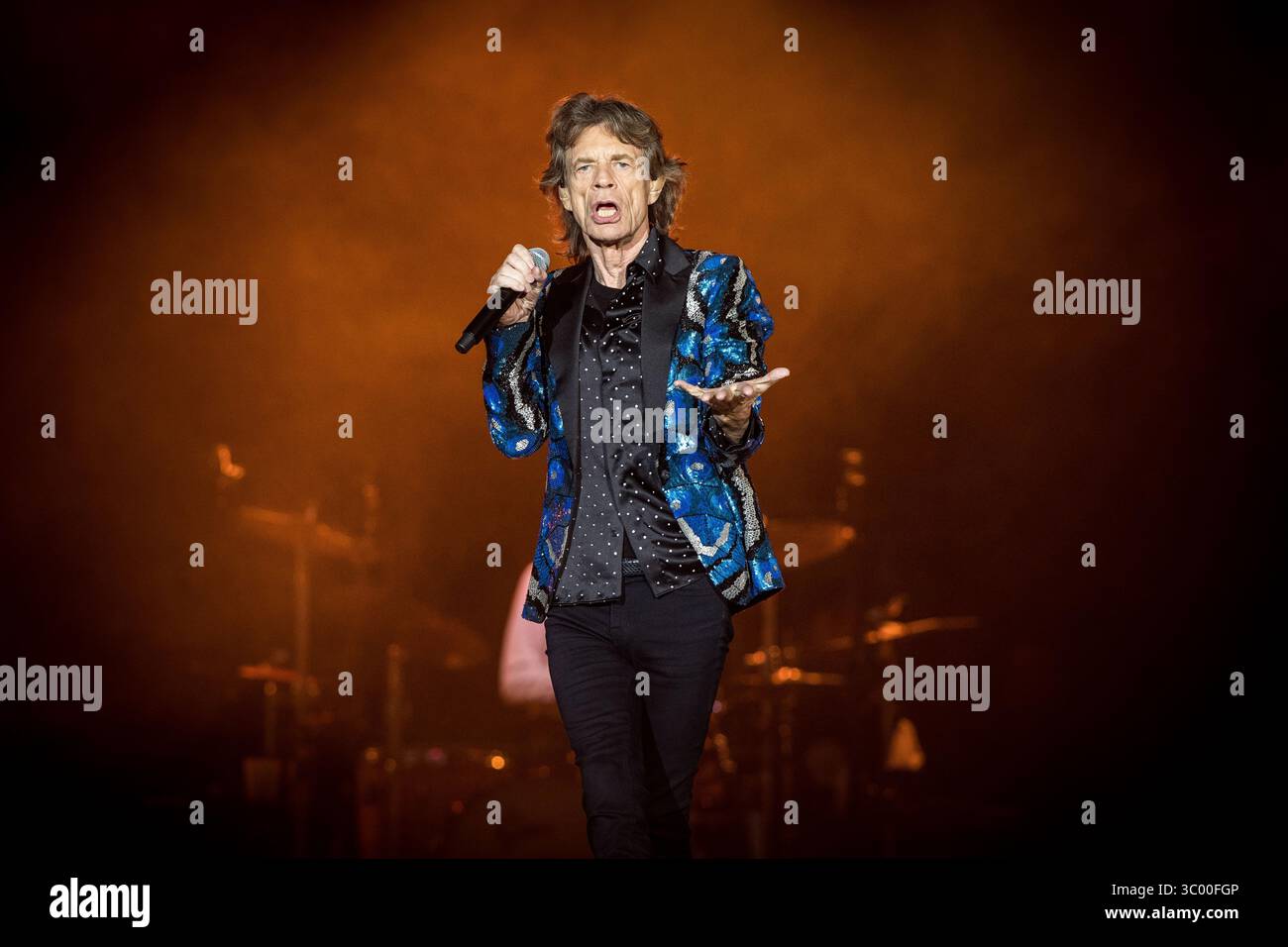 9 ottobre 2017 - Duesseldorf, Germania - Germania, Duesseldorf - 09 ottobre 2017. I Rolling Stones, la leggendaria rock band inglese, eseguono un concerto dal vivo all'Esprit Arena di Duesseldorf. Qui il cantante e cantautore Mick Jagger viene visto dal vivo sul palco. (Credito fotografico: Gonzales Photo / Iris Edinger) (credito immagine: © Iris Edinger/Gonzales Photo via ZUMA Press) Foto Stock