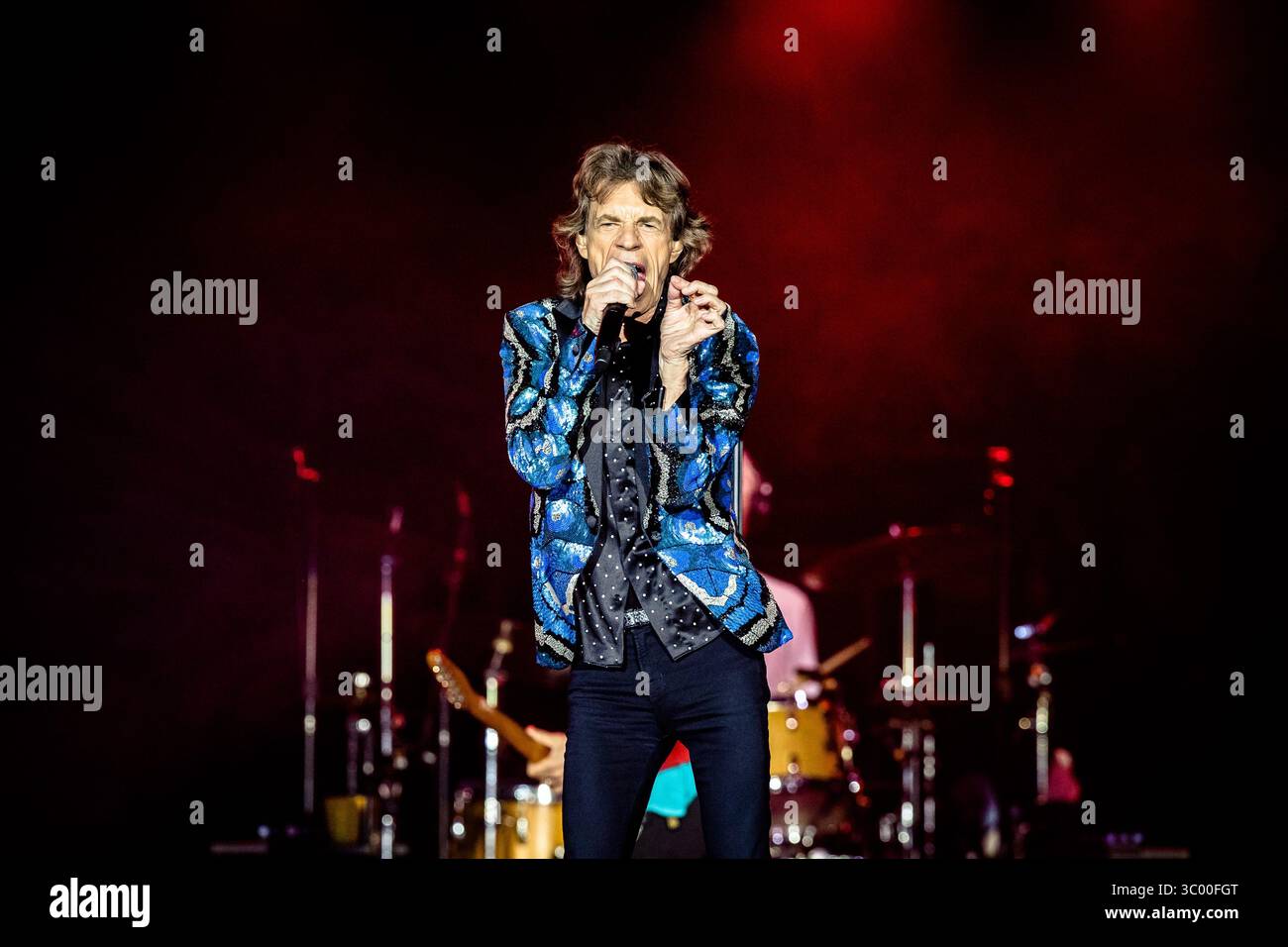 9 ottobre 2017 - Duesseldorf, Germania - Germania, Duesseldorf - 09 ottobre 2017. I Rolling Stones, la leggendaria rock band inglese, eseguono un concerto dal vivo all'Esprit Arena di Duesseldorf. Qui il cantante e cantautore Mick Jagger viene visto dal vivo sul palco. (Credito fotografico: Gonzales Photo / Iris Edinger) (credito immagine: © Iris Edinger/Gonzales Photo via ZUMA Press) Foto Stock