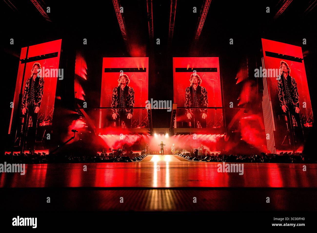 9 ottobre 2017 - Duesseldorf, Germania - Germania, Duesseldorf - 09 ottobre 2017. I Rolling Stones, la leggendaria rock band inglese, eseguono un concerto dal vivo all'Esprit Arena di Duesseldorf. Qui il cantante e cantautore Mick Jagger viene visto dal vivo sul palco. (Credito fotografico: Gonzales Photo / Iris Edinger) (credito immagine: © Iris Edinger/Gonzales Photo via ZUMA Press) Foto Stock