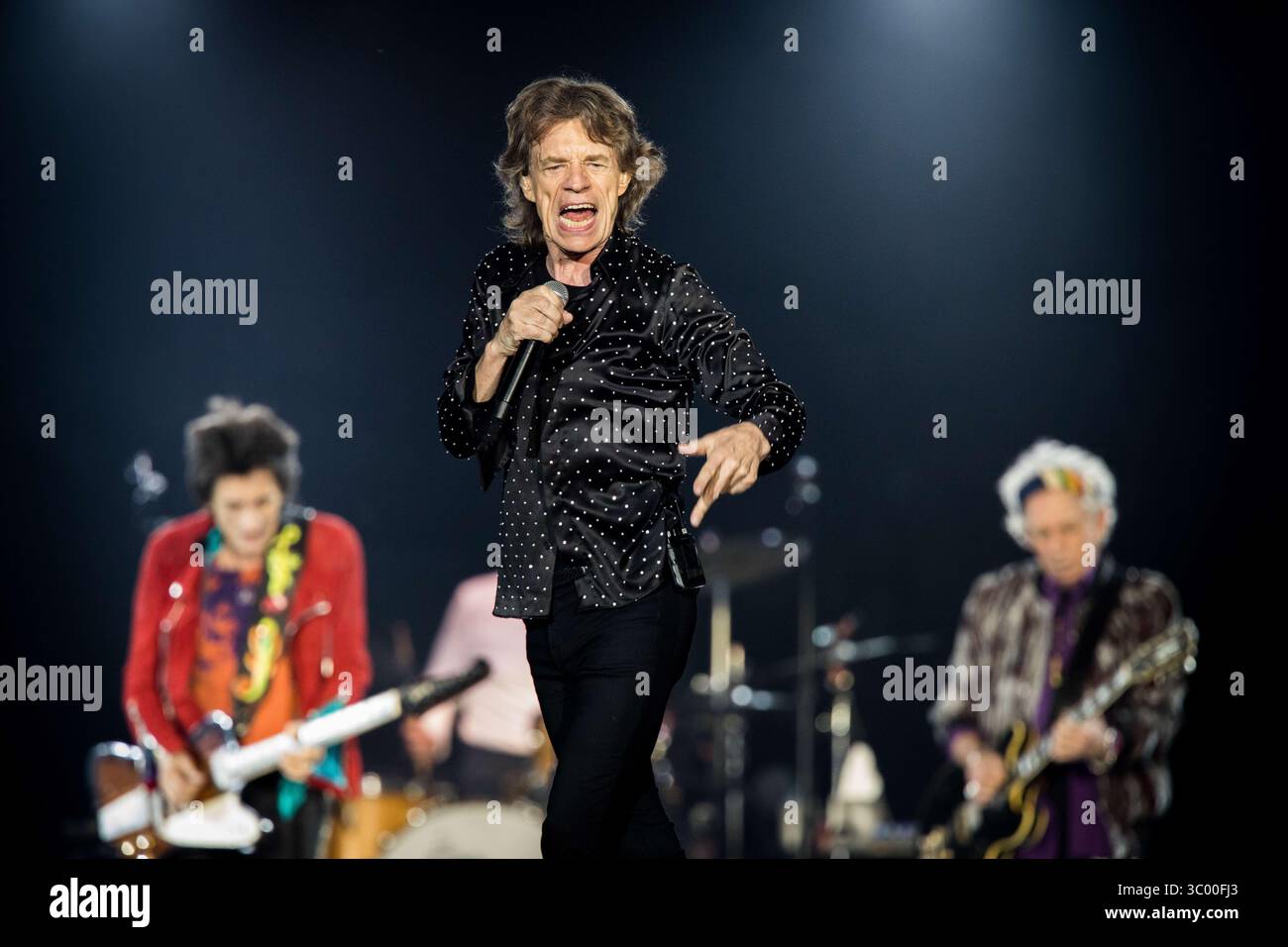 9 ottobre 2017 - Duesseldorf, Germania - Germania, Duesseldorf - 09 ottobre 2017. I Rolling Stones, la leggendaria rock band inglese, eseguono un concerto dal vivo all'Esprit Arena di Duesseldorf. Qui il cantante e cantautore Mick Jagger viene visto dal vivo sul palco. (Credito fotografico: Gonzales Photo / Iris Edinger) (credito immagine: © Iris Edinger/Gonzales Photo via ZUMA Press) Foto Stock