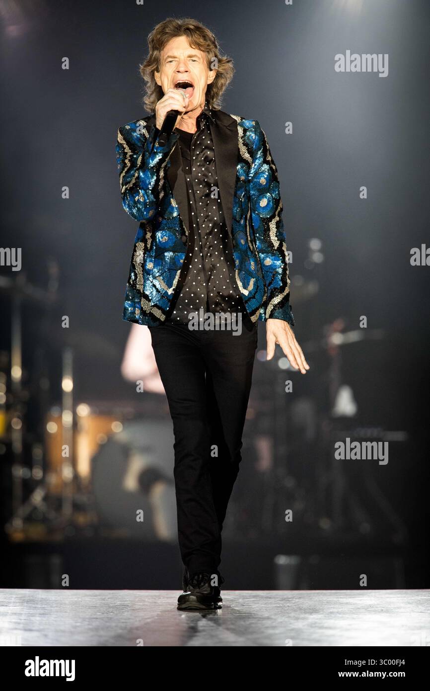 9 ottobre 2017 - Duesseldorf, Germania - Germania, Duesseldorf - 09 ottobre 2017. I Rolling Stones, la leggendaria rock band inglese, eseguono un concerto dal vivo all'Esprit Arena di Duesseldorf. Qui il cantante e cantautore Mick Jagger viene visto dal vivo sul palco. (Credito fotografico: Gonzales Photo / Iris Edinger) (credito immagine: © Iris Edinger/Gonzales Photo via ZUMA Press) Foto Stock