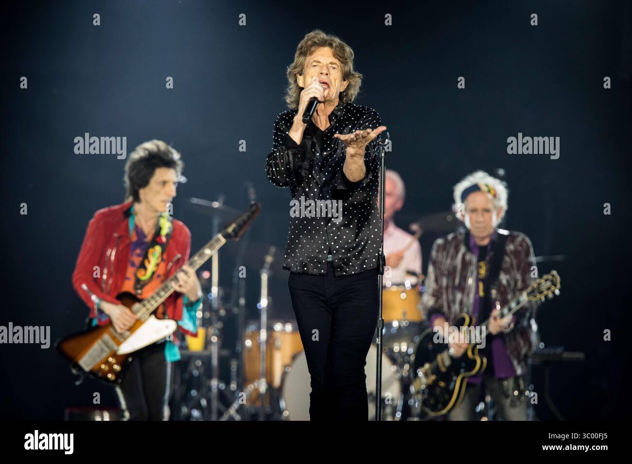 9 ottobre 2017 - Duesseldorf, Germania - Germania, Duesseldorf - 09 ottobre 2017. I Rolling Stones, la leggendaria rock band inglese, eseguono un concerto dal vivo all'Esprit Arena di Duesseldorf. Qui il cantante e cantautore Mick Jagger viene visto dal vivo sul palco. (Credito fotografico: Gonzales Photo / Iris Edinger) (credito immagine: © Iris Edinger/Gonzales Photo via ZUMA Press) Foto Stock