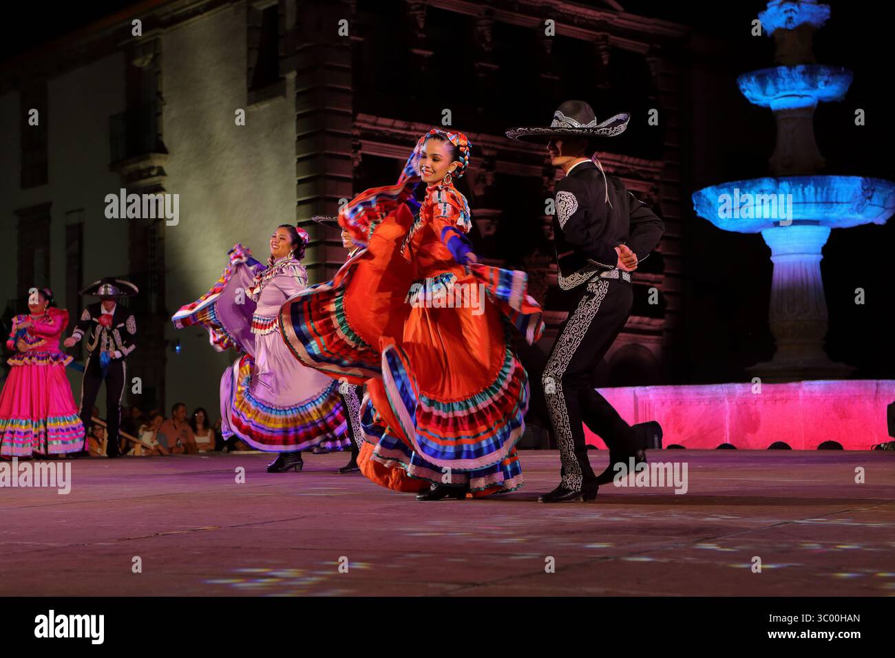 Viana do Castelo, Portogallo - 17 luglio 2025: Il Team Mexico si esibisce sul palco del Festival Internazionale del Folklore Foto Stock