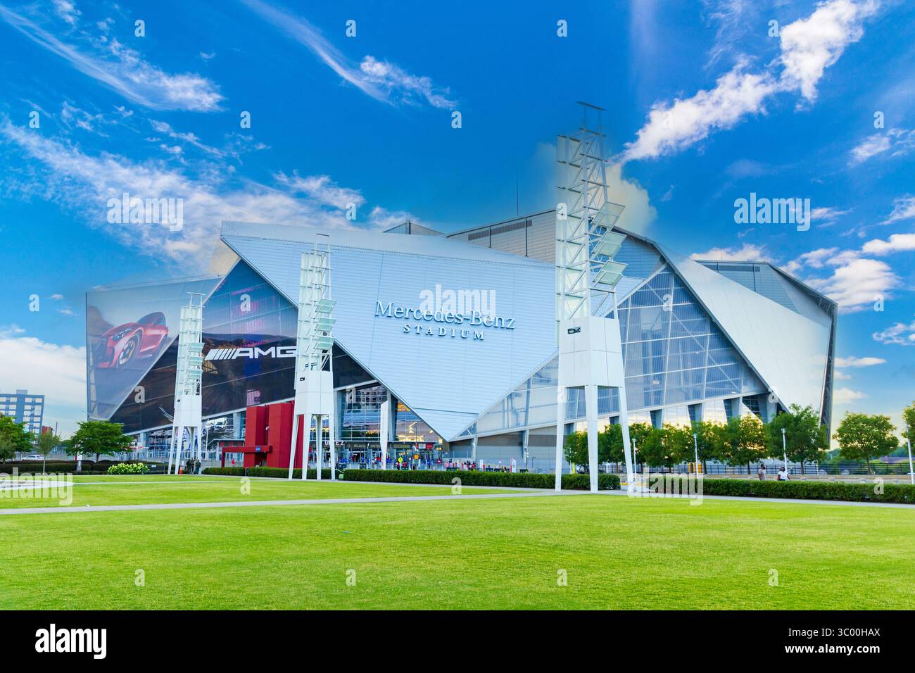 Atlanta, GA - 16 luglio 2025: Il Mercedes-Benz Stadium è uno stadio polivalente con tetto apribile ad Atlanta, Georgia, Stati Uniti. Foto Stock