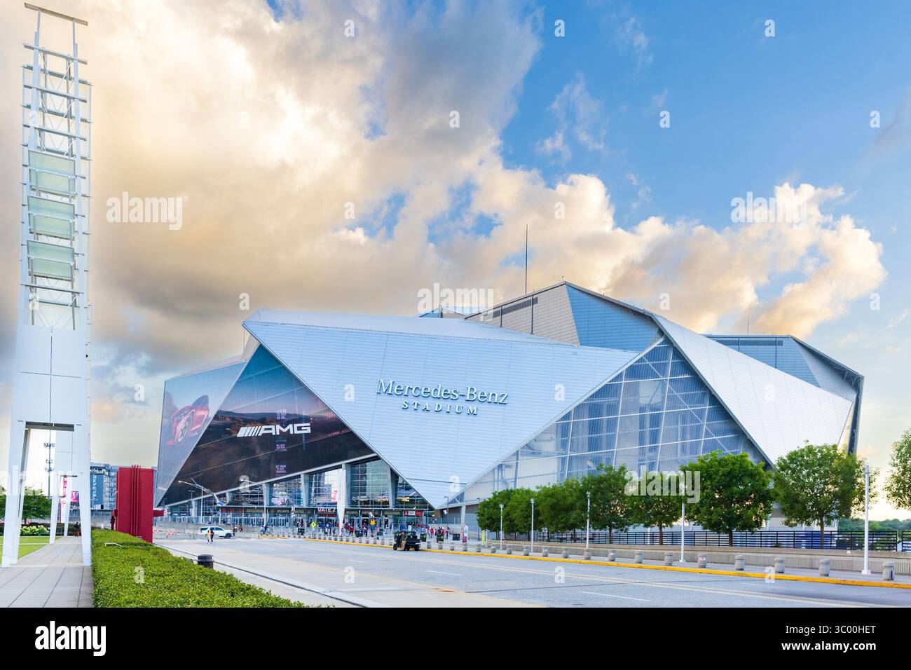 Atlanta, GA - 16 luglio 2025: Il Mercedes-Benz Stadium è uno stadio polivalente con tetto apribile ad Atlanta, Georgia, Stati Uniti. Foto Stock