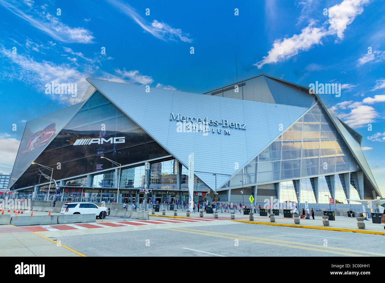 Atlanta, GA - 16 luglio 2025: Il Mercedes-Benz Stadium è uno stadio polivalente con tetto apribile ad Atlanta, Georgia, Stati Uniti. Foto Stock