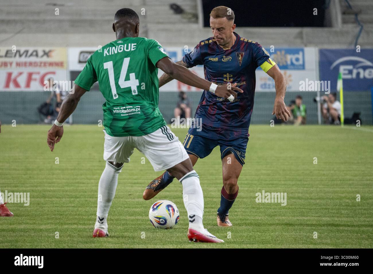 Radom, Polonia, 20.07.2025. Il giocatore di Pogoń Szczecin KAMIL GROSICKI e il giocatore di Radomiak Radom STEVE KINGUE hanno visto durante il PKO BP Ekstraklasa 25/26 match tra RADOMIAK RADOM e POGOŃ SZCZECIN. Crediti: Mateusz Piotrowski / Alamy Live News Foto Stock