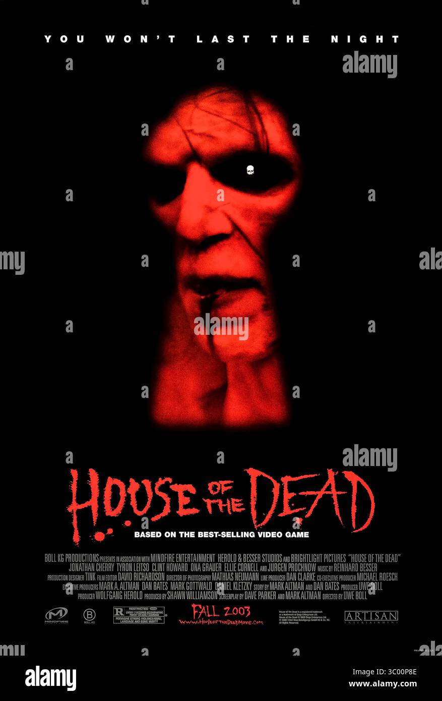House of the Dead (2003) diretto da Uwe Boll e interpretato da Jonathan Cherry, Tyron Leitso e Ona Grauer. Un gruppo di studenti universitari arriva su un'isola misteriosa per una festa rave, ma si ritrova intrappolato e cacciato dai non morti in questo adattamento del videogioco sega. Fotografia di un poster originale del 2003 USA a un foglio SOLO PER USO EDITORIALE. Crediti: BFA / Artisan Entertainment Foto Stock