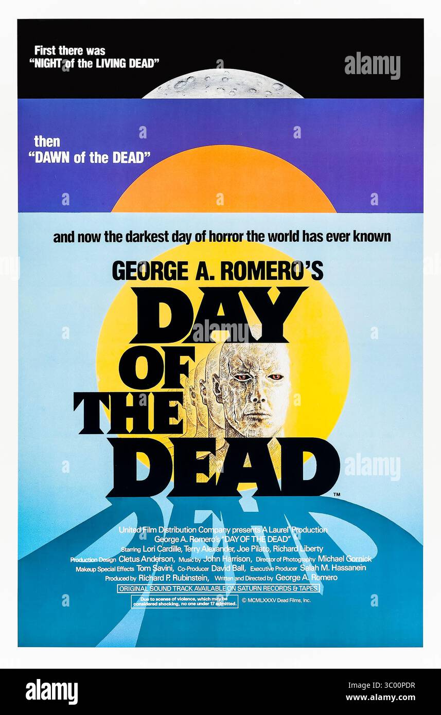Day of the Dead (1985) diretto da George A. Romero e interpretato da Lori Cardille, Terry Alexander e Joseph Pilato. I sopravvissuti di un'apocalisse zombie si nascondono in un bunker sotterraneo dove aumentano le tensioni tra scienziati e soldati in questo triste terzo capitolo della trilogia Living Dead di Romero. Fotografia di un poster originale del 1985 USA a un foglio SOLO PER USO EDITORIALE. Crediti: BFA / United Film Distribution Foto Stock