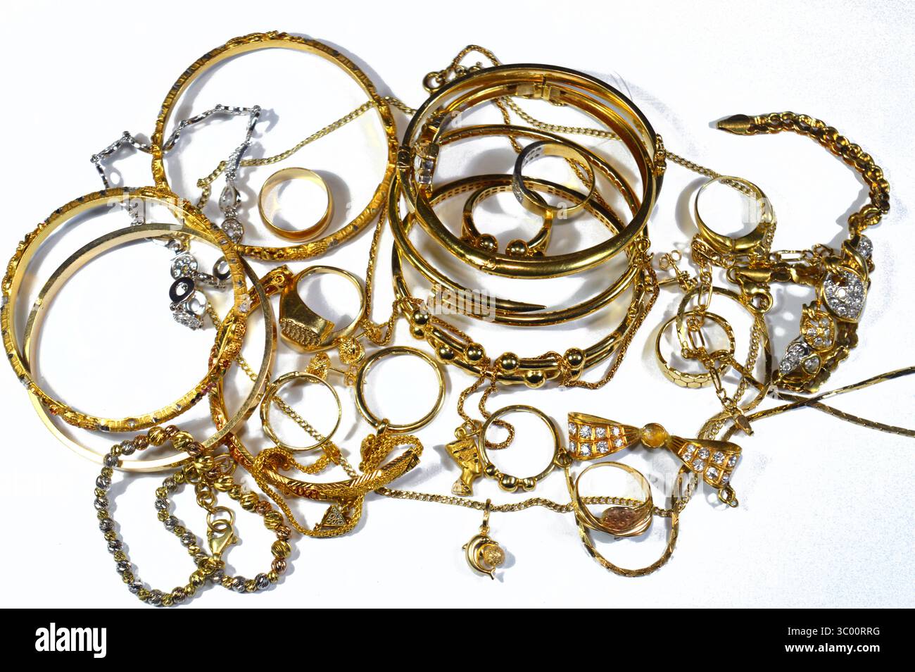 Gioielli o gioielli in oro, oggetti decorativi indossati per ornamenti personali, quali spille, anelli, collane, orecchini, ciondoli, braccialetti, a. Foto Stock