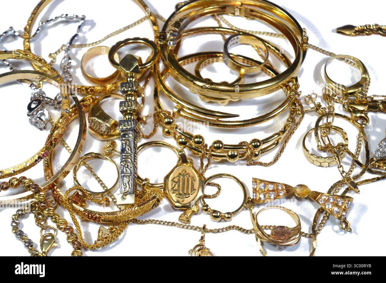 Cairo, Egitto, 17 luglio 2025: Gioielleria gioielleria in oro, oggetti decorativi indossati per ornamenti personali, spille, anelli, collane, orecchini, penda Foto Stock