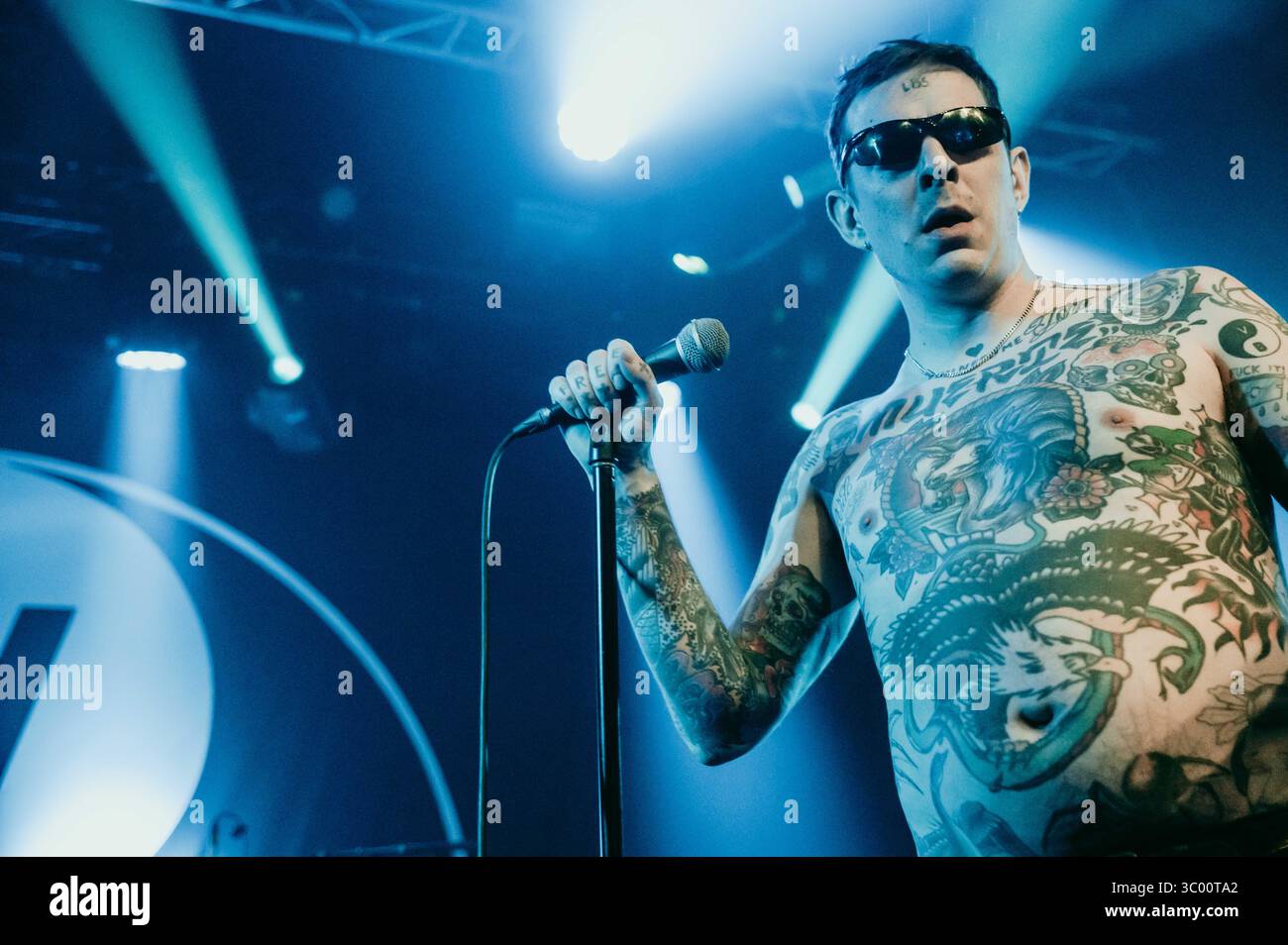 27 maggio 2022, Danimarca, Copenaghen: Copenaghen, Danimarca. 27 maggio 2022. La band punk svedese Viagra Boys esegue un concerto dal vivo al Pumpehuset di Copenaghen. Qui il cantante Sebastian Murphy è visto dal vivo sul palco., Credit:Nikolaj Bransholm / ZUMA Press (Credit Image: © Nikolaj Bransholm/Gonzales Photo via ZUMA Press) Foto Stock