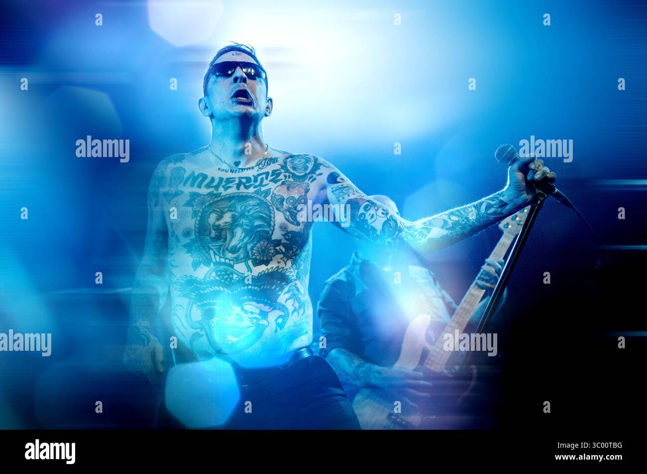 27 maggio 2022, Danimarca, Copenaghen: Copenaghen, Danimarca. 27 maggio 2022. La band punk svedese Viagra Boys esegue un concerto dal vivo al Pumpehuset di Copenaghen. Qui il cantante Sebastian Murphy è visto dal vivo sul palco., Credit:Nikolaj Bransholm / ZUMA Press (Credit Image: © Nikolaj Bransholm/Gonzales Photo via ZUMA Press) Foto Stock