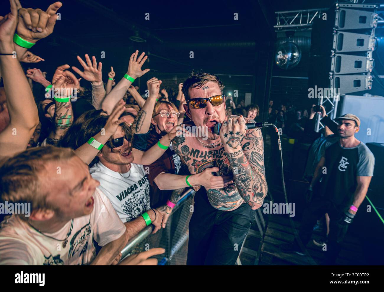 3 giugno 2022, Svezia, Malmo: Malmoe, Svezia. 3 giugno 2022. La band punk svedese Viagra Boys esegue un concerto dal vivo al Plan B di Malmoe. Qui il cantante Sebastian Murphy è visto con la folla dei concerti., Credit:Joe Miller / ZUMA Press (Credit Image: © Joe Miller/Gonzales Photo via ZUMA Press) Foto Stock