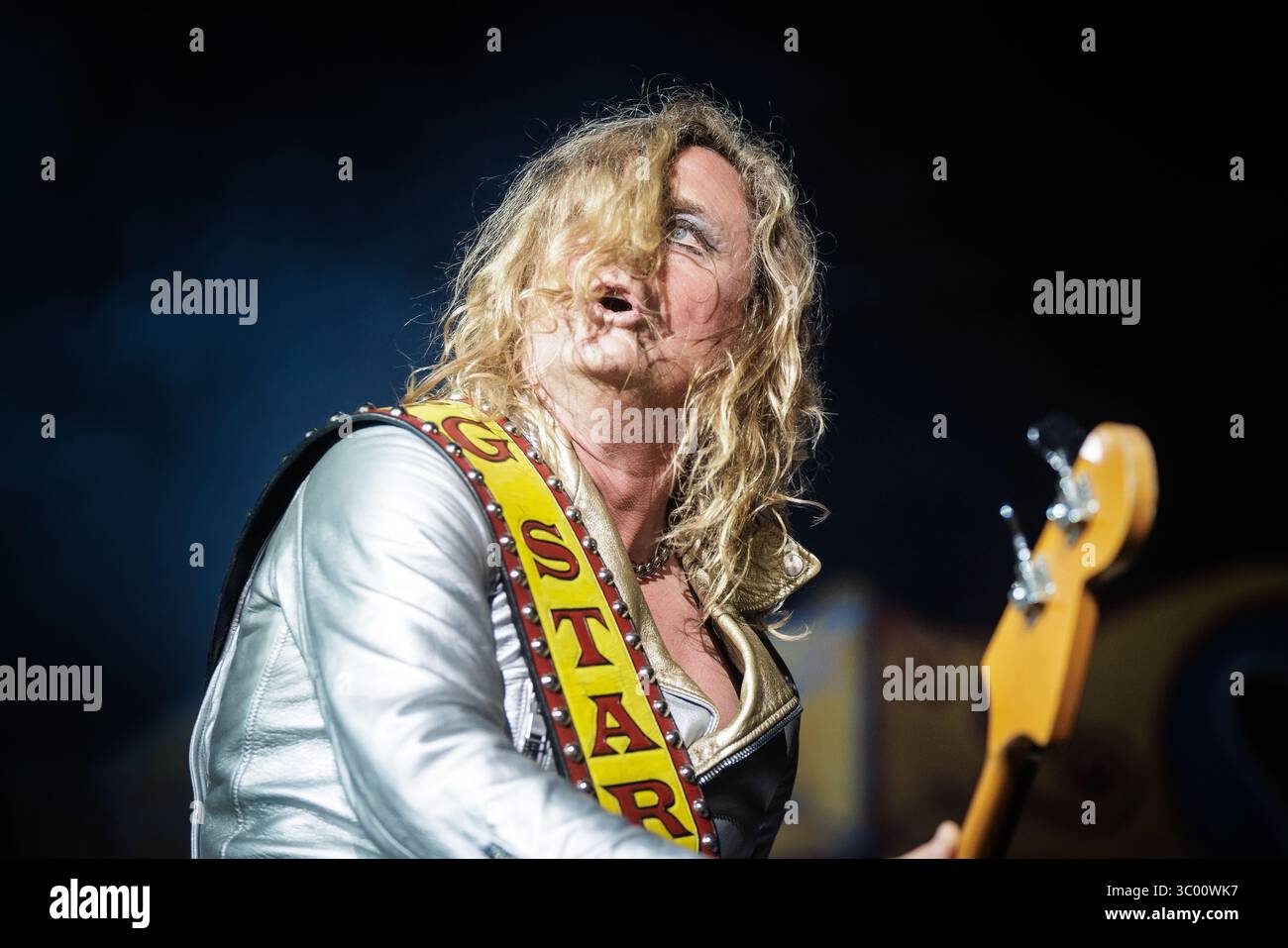 17 giugno 2022, Danimarca, Copenaghen: Copenaghen, Danimarca. 17 giugno 2022. La rock band danese D-A-D esegue un concerto dal vivo durante il festival heavy metal danese Copenhell 2022 a Copenaghen. Qui il bassista Stig Pedersen è visto dal vivo sul palco., Credit:Peter Troest / ZUMA Press (Credit Image: © Peter Troest/Gonzales Photo via ZUMA Press) Foto Stock