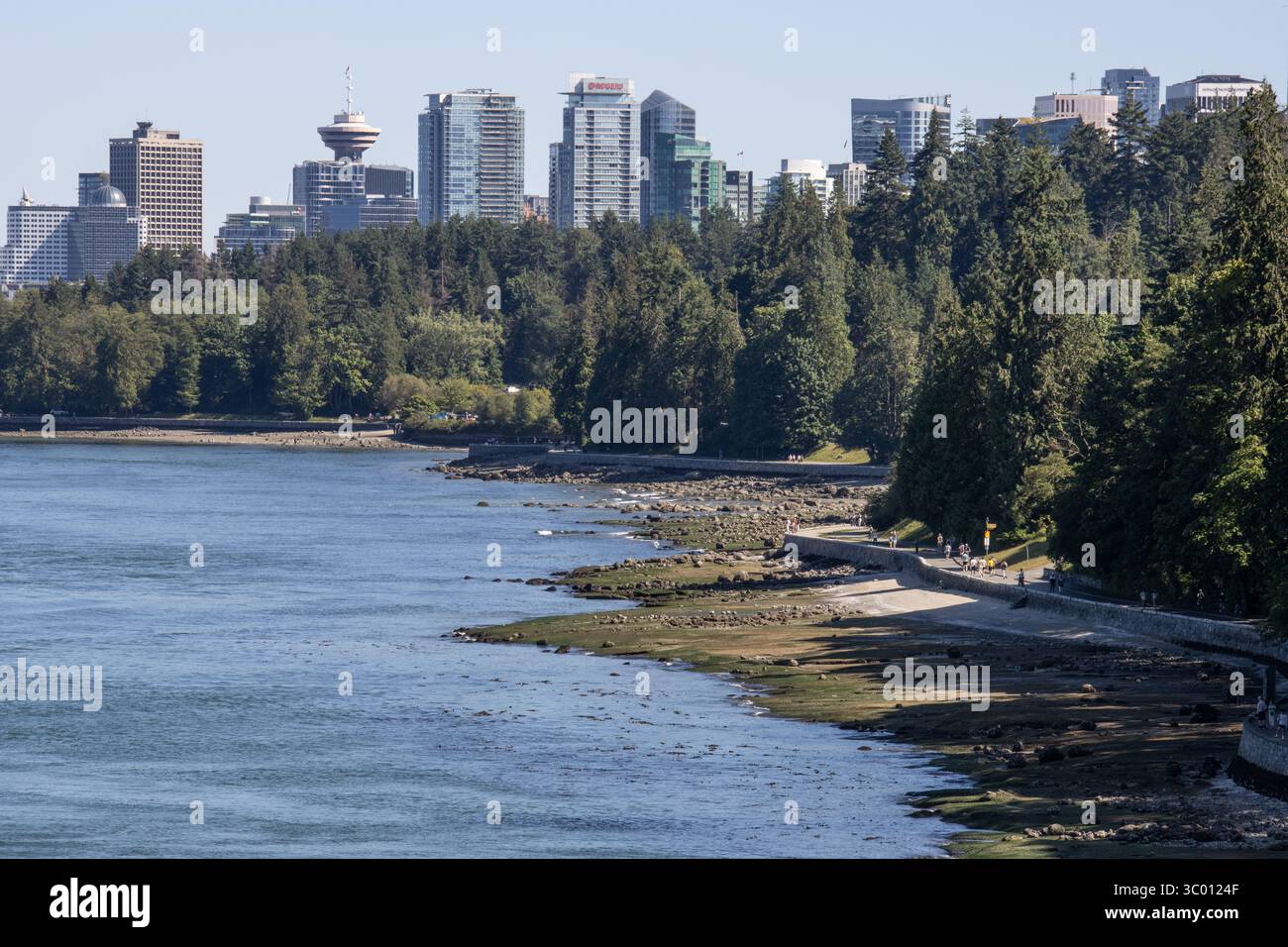 Stanley Park Seawall e il centro di Vancouver Foto Stock