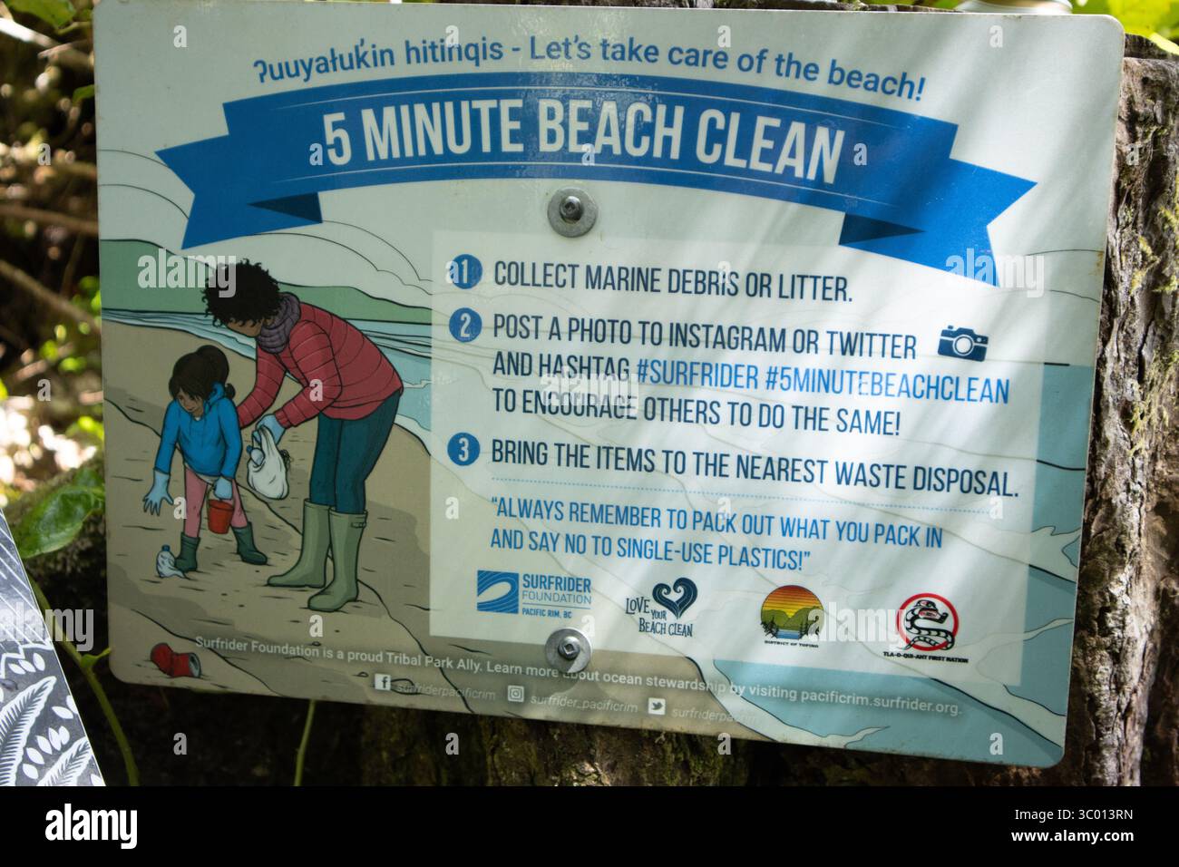 Cartello con la scritta "Beach clean", Tofino, Vancouver Island Foto Stock
