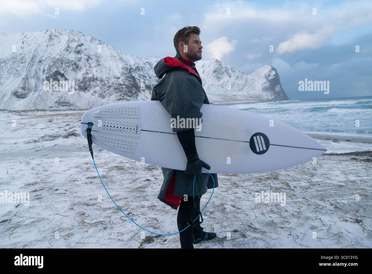 Limitless (2022 -) stagione 1, episodio 2 "shock" Chris Hemsworth si erge sulla spiaggia con una tavola da surf *Filmstill - solo uso editoriale* Vedi le istruzioni speciali. Immagine CAP/TFS fornita da Capital Pictures Foto Stock