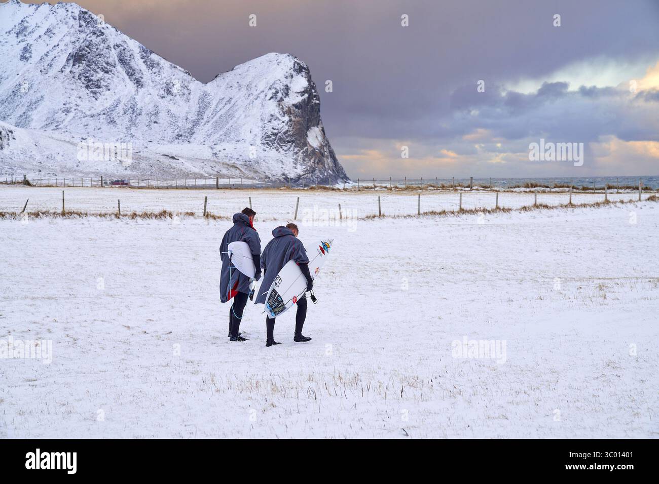 Limitless (2022 -) stagione 1, episodio 2 "shock" Chris Hemsworth e Mick Fanning Walk on the Beach *Filmstill - solo uso editoriale* Vedi le istruzioni speciali. Immagine CAP/TFS fornita da Capital Pictures Foto Stock