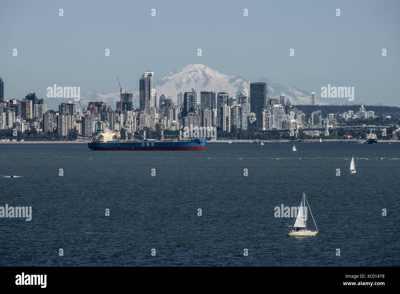 Monte Baker incorniciato dallo skyline di Vancouver, visto dal traghetto dell'isola di Vancouver Foto Stock
