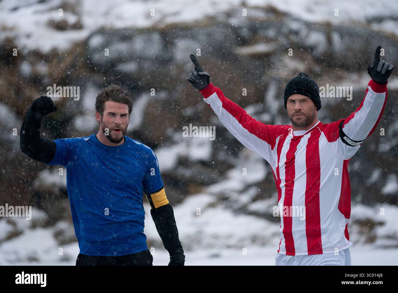 Limitless (2022 -) stagione 1, episodio 2 "shock" Chris Hemsworth fa il tifo con suo fratello Liam Hemsworth. *Filmstill - solo per uso editoriale* vedere istruzioni speciali. Immagine CAP/TFS fornita da Capital Pictures Foto Stock
