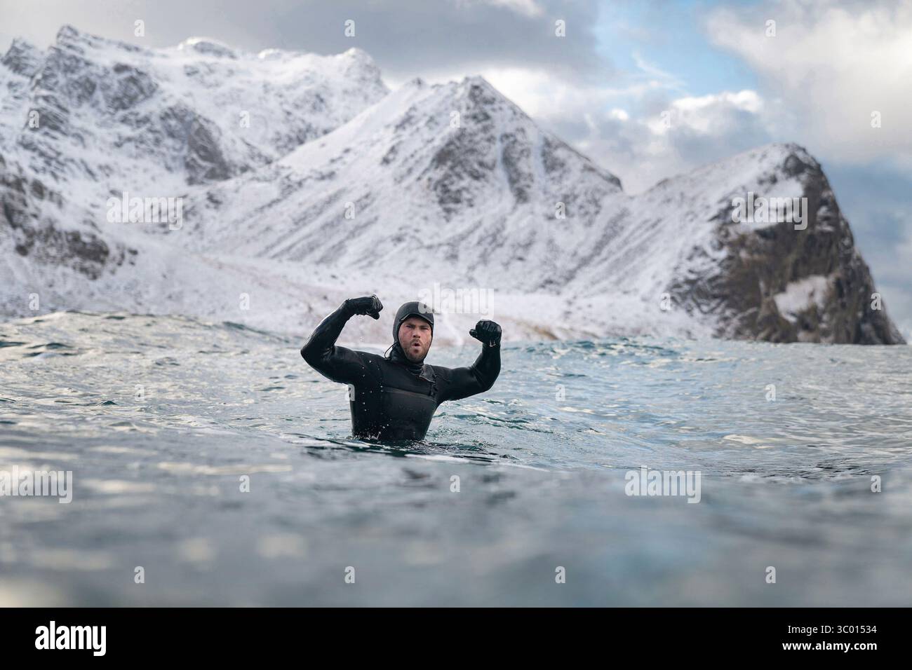 Limitless (2022 -) stagione 1, episodio 2 "shock" Chris Hemsworth celebra mentre naviga. *Filmstill - solo per uso editoriale* vedere istruzioni speciali. Immagine CAP/TFS fornita da Capital Pictures Foto Stock