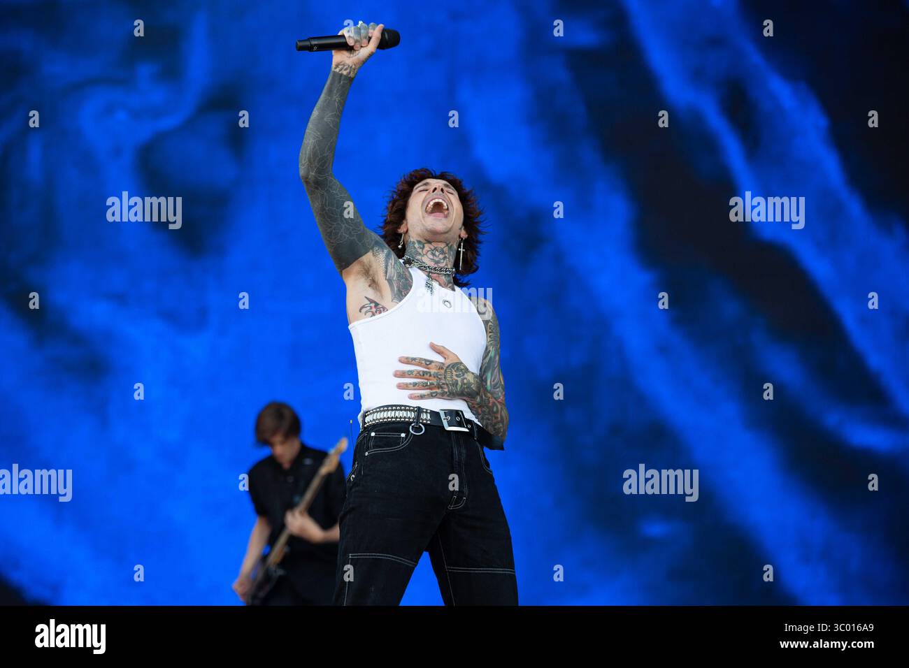 24 giugno 2022, Norvegia, Oslo: Oslo, Norvegia. 24 giugno 2022. La band metalcore britannica Bring me the Horizon esegue un concerto dal vivo durante il festival musicale norvegese Tons of Rock 2022 a Oslo. Qui il cantante Oliver Sykes è visto dal vivo sul palco., Credit:per-otto Oppi / ZUMA Press (Credit Image: © per-otto Oppi/Gonzales Photo via ZUMA Press) Foto Stock
