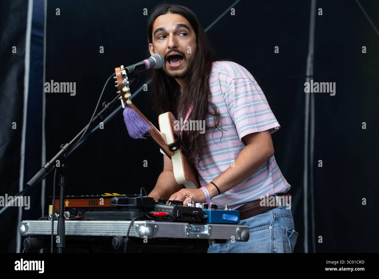 10 giugno 2022, Norvegia, Oslo: Oslo, Norvegia. 10 giugno 2022. La band indie rock britannica Wet Leg esegue un concerto dal vivo durante il festival musicale norvegese Loaded Festival 2022 a Oslo. Qui il musicista Joshua Omead Mobaraki è visto dal vivo sul palco., Credit:per-otto Oppi / ZUMA Press (Credit Image: © per-otto Oppi/Gonzales Photo via ZUMA Press) Foto Stock