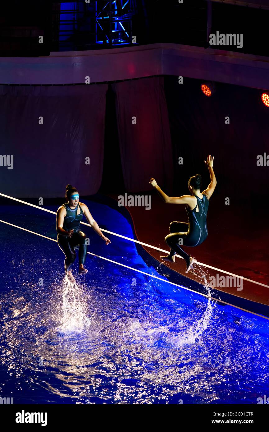 "Intense massime prestazioni" - spettacolo AquaTheatre. Wonder of the Seas, nave da crociera Royal Caribbean Foto Stock
