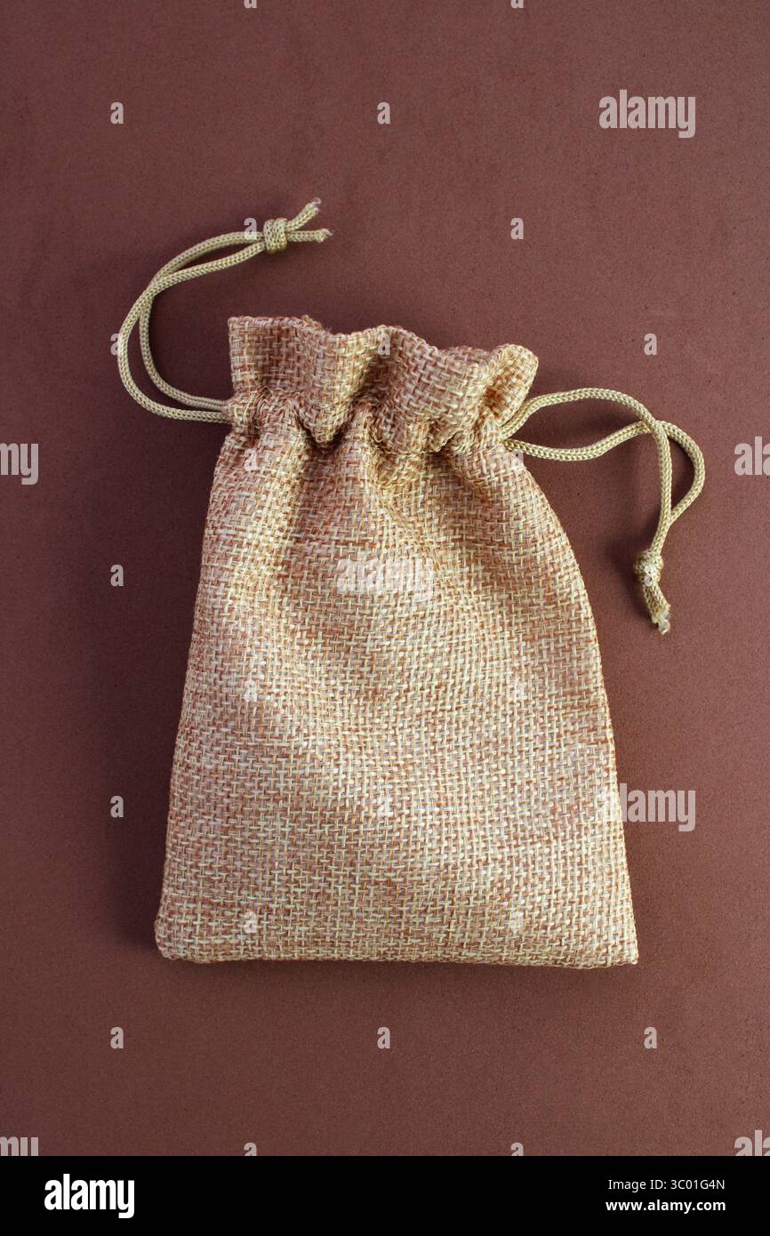 Piccola borsa in iuta per i regali Foto Stock