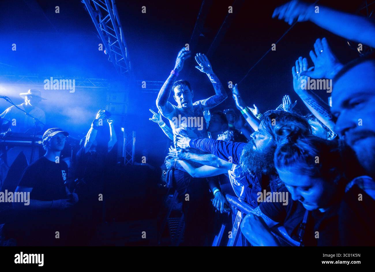 3 giugno 2022, Svezia, Malmo: Malmoe, Svezia. 3 giugno 2022. La band punk svedese Viagra Boys esegue un concerto dal vivo al Plan B di Malmoe. Qui il cantante Sebastian Murphy è visto con la folla dei concerti., Credit:Joe Miller / ZUMA Press (Credit Image: © Joe Miller/Gonzales Photo via ZUMA Press) Foto Stock