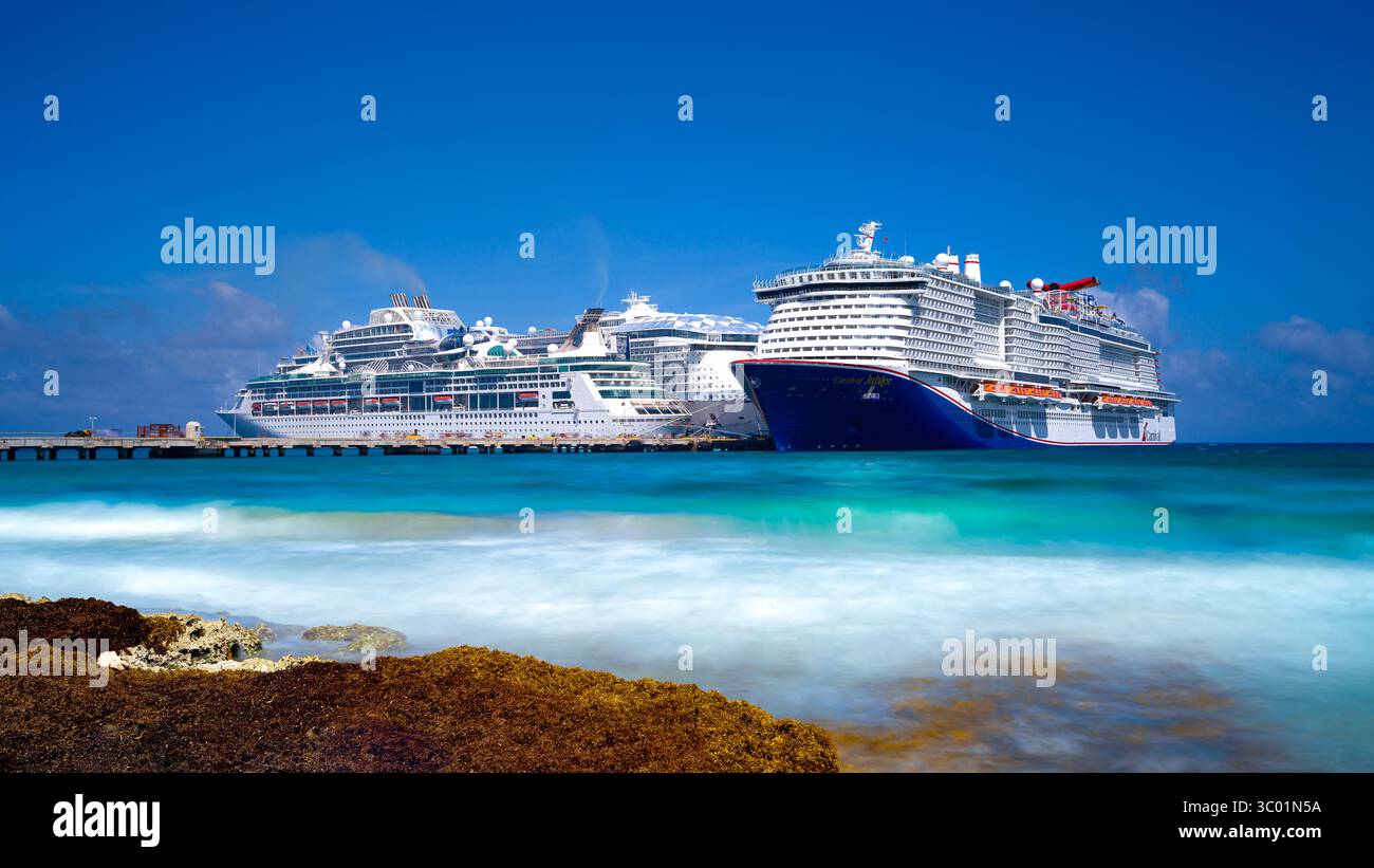 Molo delle navi da crociera in Costa Maya, Messico. Vista dall'El Faro Seafood Restaurant. Foto Stock