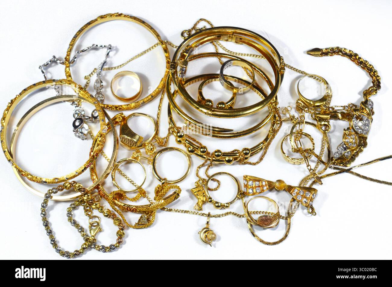 Gioielli o gioielli in oro, oggetti decorativi indossati per ornamenti personali, quali spille, anelli, collane, orecchini, ciondoli, braccialetti, a. Foto Stock