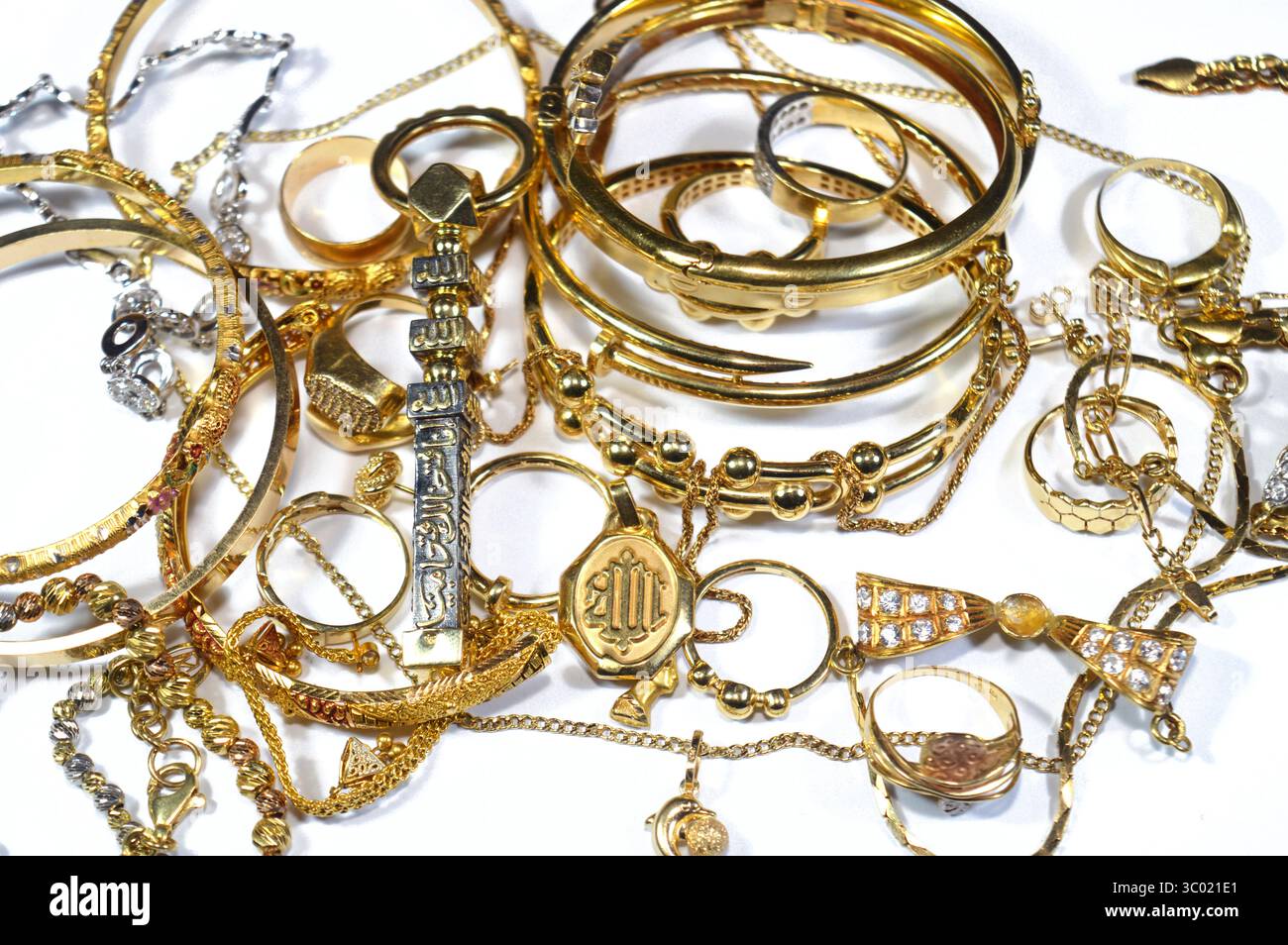 Cairo, Egitto, 17 luglio 2025: Gioielleria gioielleria in oro, oggetti decorativi indossati per ornamenti personali, spille, anelli, collane, orecchini, penda Foto Stock