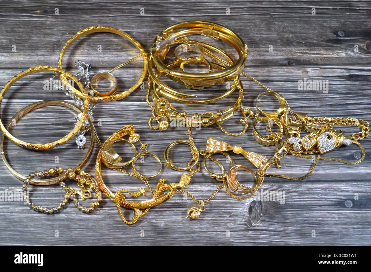 Gioielli o gioielli in oro, oggetti decorativi indossati per ornamenti personali, quali spille, anelli, collane, orecchini, ciondoli, braccialetti, a. Foto Stock