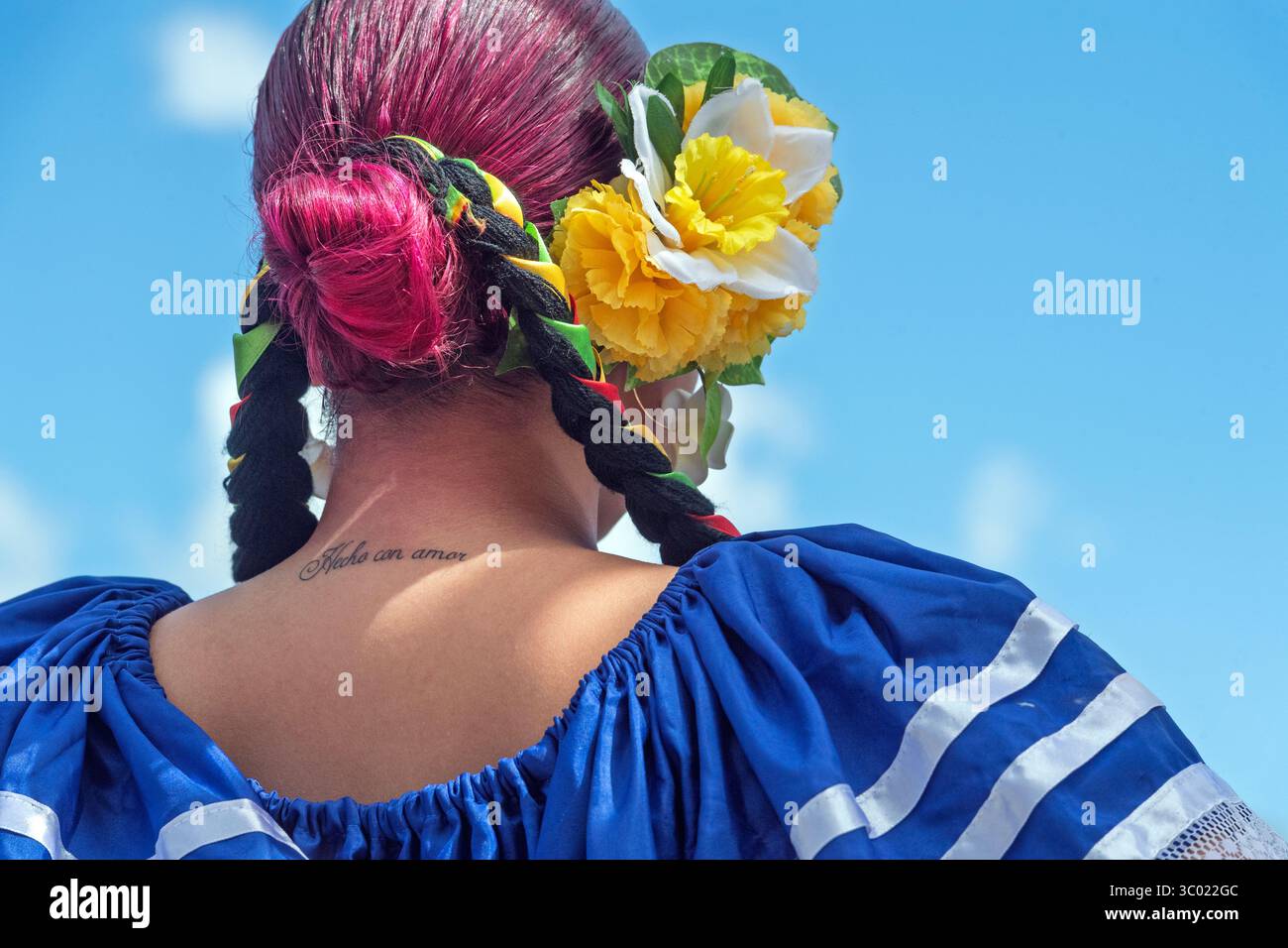 Colorata ballerina salvadoriana in tradizionale abito blu che si esibisce in un evento culturale all'aperto durante l'evento del Festival, Calgary, Alberta Foto Stock