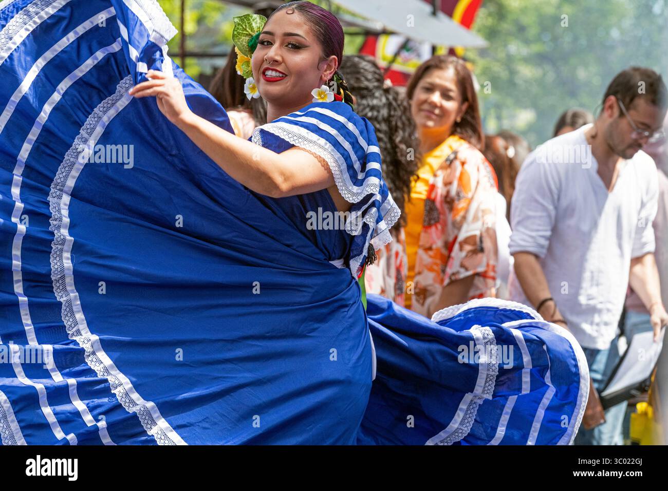 Colorata ballerina salvadoriana in tradizionale abito blu che si esibisce in un evento culturale all'aperto durante l'evento del Festival, Calgary, Alberta Foto Stock