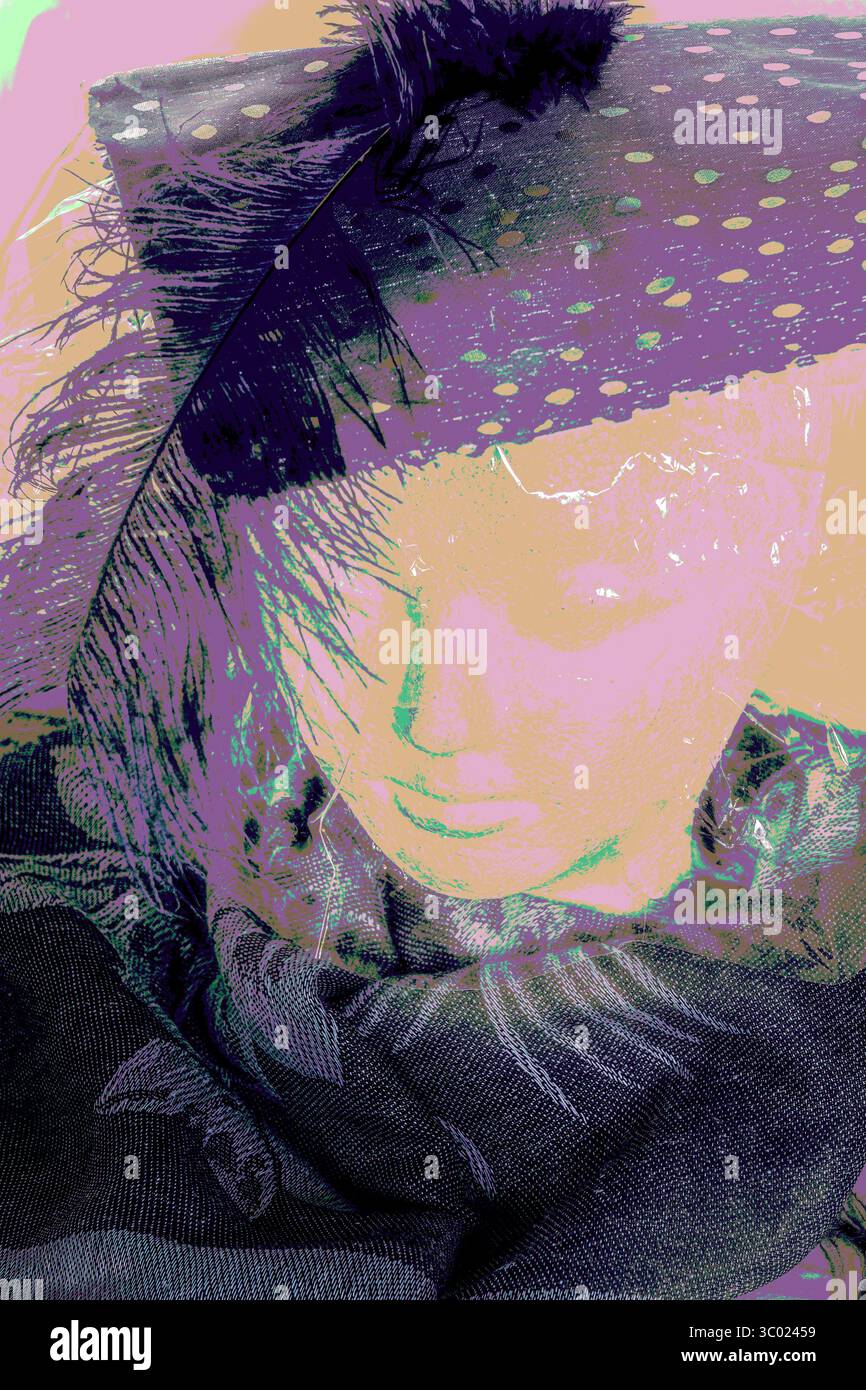 Il cappello sulla testa del modello Faux è viola con polkadots e piume. La sciarpa è un abbigliamento elegante. La donna attenta alla moda è vestita per una festa formale con vista laterale. Foto Stock